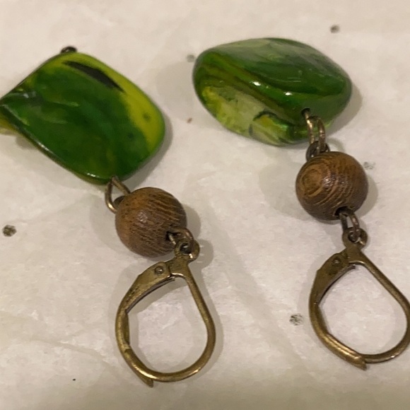 🦄 Asymmetrical Green Dangling Earrings - Picture 5 of 9